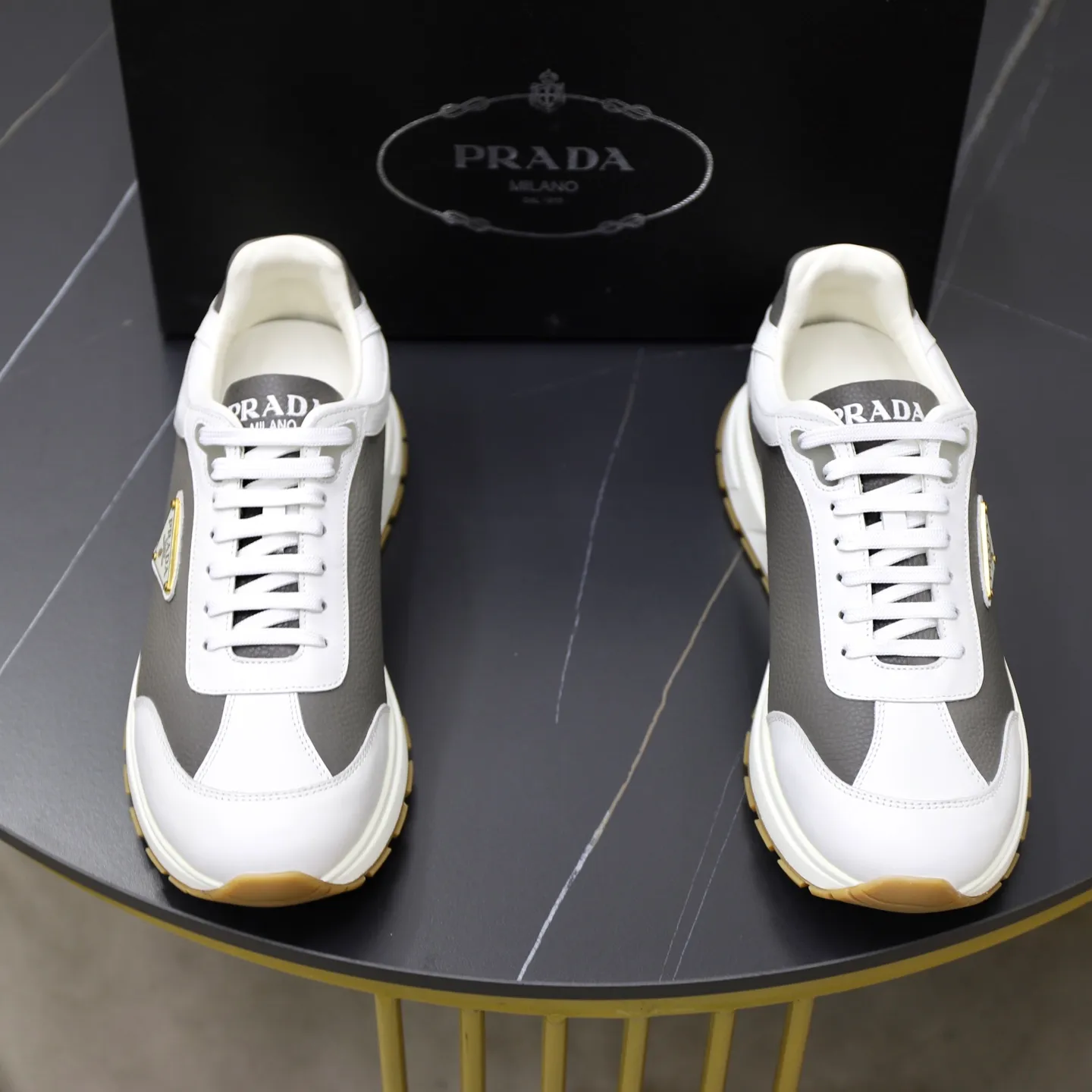 Factory price: 740💰Top original order Brand: PRADA (Prada) Standard code: Men's size 38/44 (45 can be customized) Grade: Same as the official website Material: Original cowhide stitching imported cowhide lining Original combination two-color wear-resistant soft outsole Style category: Leisure and sports version Young fashion European and American trend British style Color: Real picture color